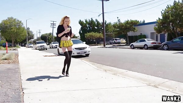 Schmutzige blonde Chick wird doggy gebumst, bevor sie ihren eigenen sex filme free Urin trinkt