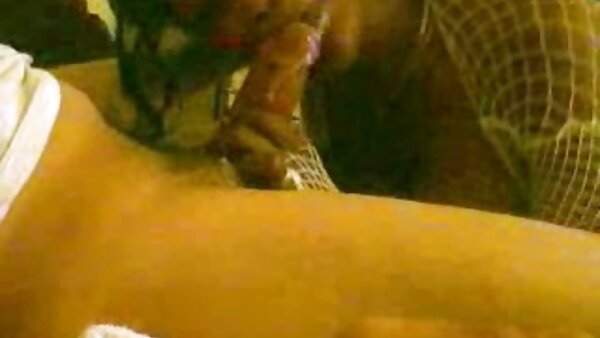 Die sexuell aufgeladene Christiana Cinn und ihre free titten tube sexhungrige Freundin werden von einem Hengst gefickt